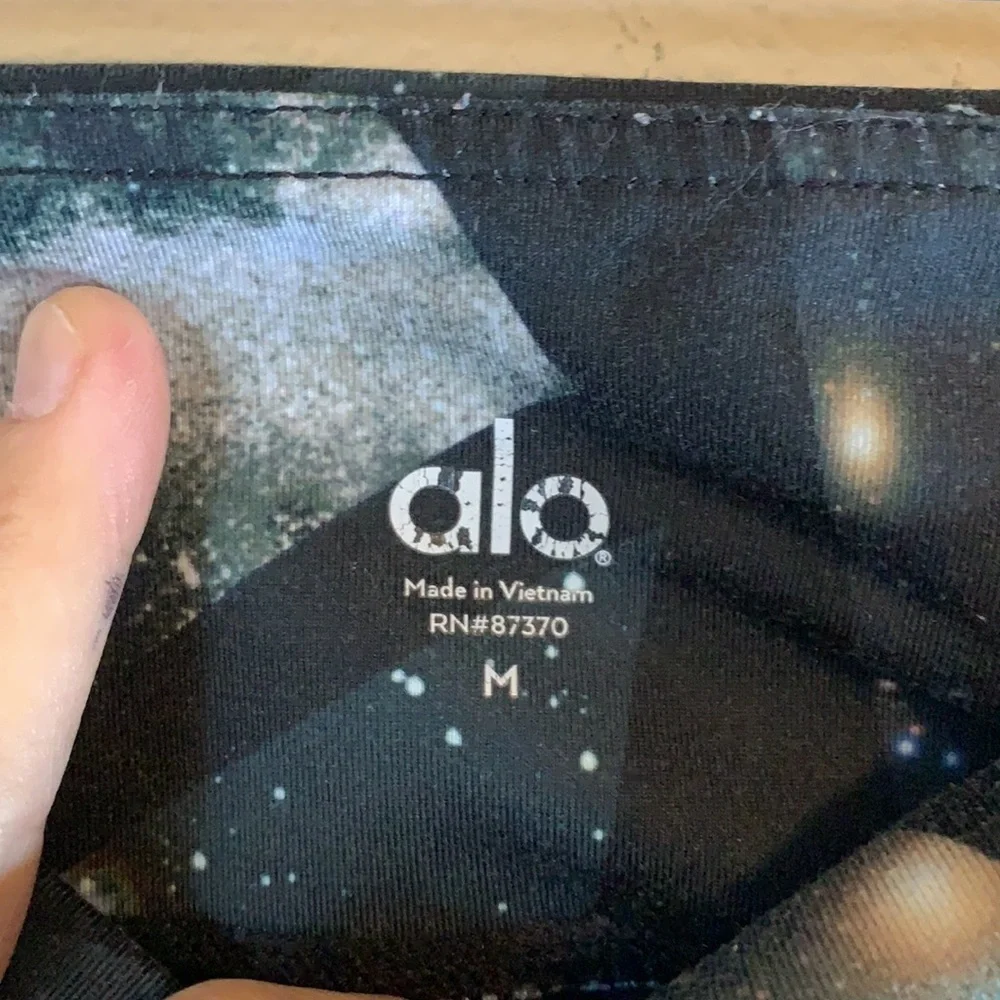 ALO Yoga Celestial Galaxy Star Novelty Print High Waist Cropped Leggings Medium - Picture 7 of 10